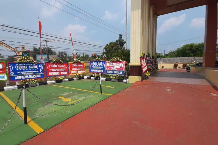 Gedung Pengadilan Tindak Pidana Korupsi (Tipikor) pada Pengadilan Negeri Serang dibanjiri karangan bunga ucapan terimakasih usai dua eks pejabat Bea Cukai Bandara Soekarno-Hatta divonis 3,5 tahun.