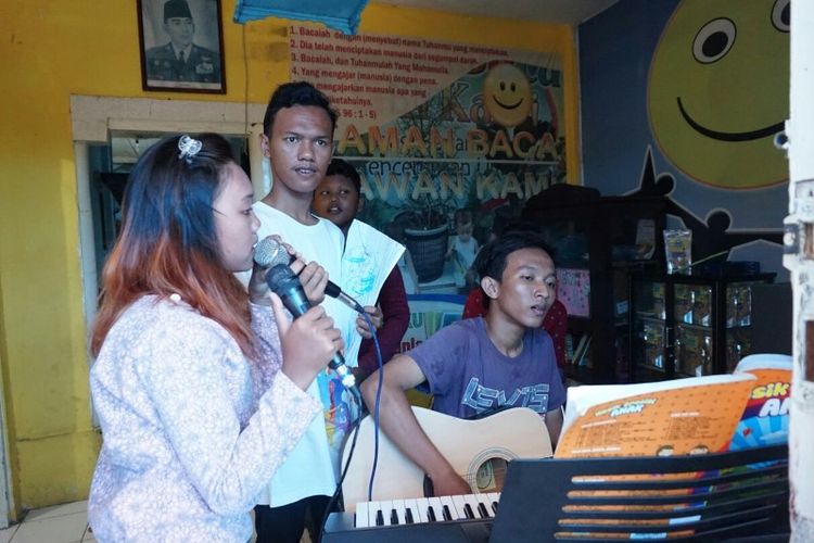 Anak-anak juga belajar musik di Taman Baca Kawan Kami Surabaya.