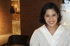 Dian Sastro Kecanduan Stiker Foto