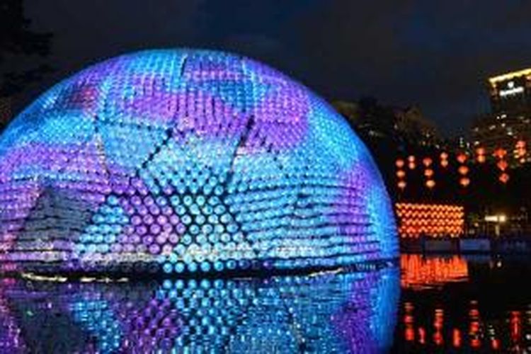 Terpasang di kolam yang besar di Victoria Park, Hongkong, Rising Moon membentuk dan memudar dengan efek pencahayaan khusus.