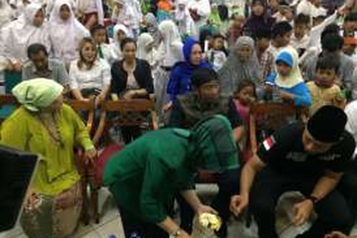Bakal cawagub DKI Jakarta, Sylviana Murni saat memotong kue ulang tahun dari PNS DKI Jakarta di GOR Jakarta Utara, Selasa (11/10/2016).