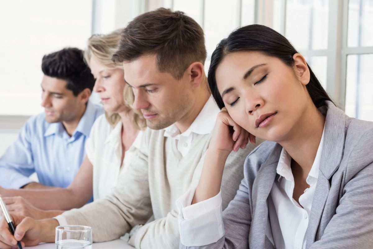 Ilustrasi wanita tertidur saat rapat