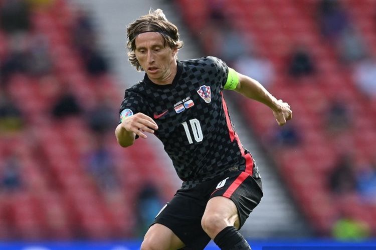 Gelandang Kroasia Luka Modric mengontrol bola selama pertandingan sepak bola Grup D UEFA EURO 2020 antara Kroasia dan Republik Ceko di Hampden Park di Glasgow pada 18 Juni 2021.