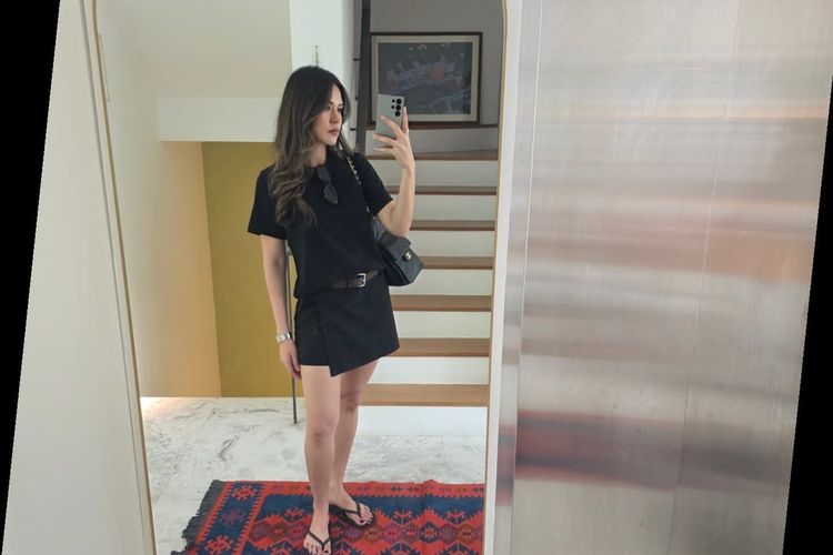 Raisa Andriana selalu tampil chic dengan rok dan mini dress. Simak 10 gaya casual-nya yang bisa jadi inspirasi outfit sehari-hari yang stylish.