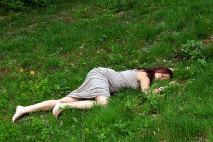 Ilustrasi perempuan pingsan.