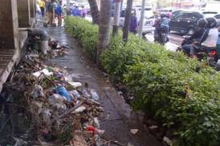 Tumpukan sampah sisa banjir menumpuk di trotoar Jalan Pasteur, Kota Bandung, Senin (24/10/2016).