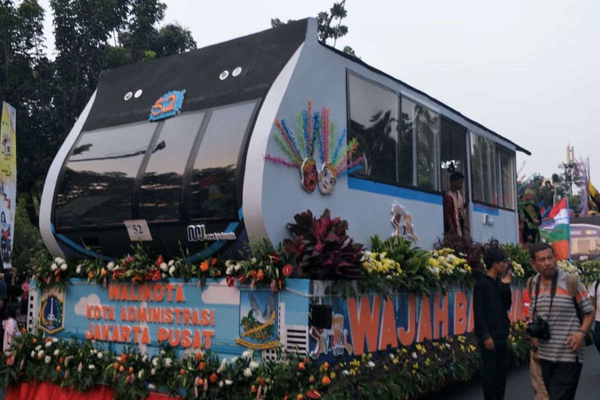 Mobil hias menyerupai kereta MRT Jakarta dalam parade Jakarnaval 2019 di depan Balai Kota DKI Jakarta, Minggu (30/6/2019). Sejumlah seniman bermain musik gambang kromong di dalam kereta MRT Jakarta itu.