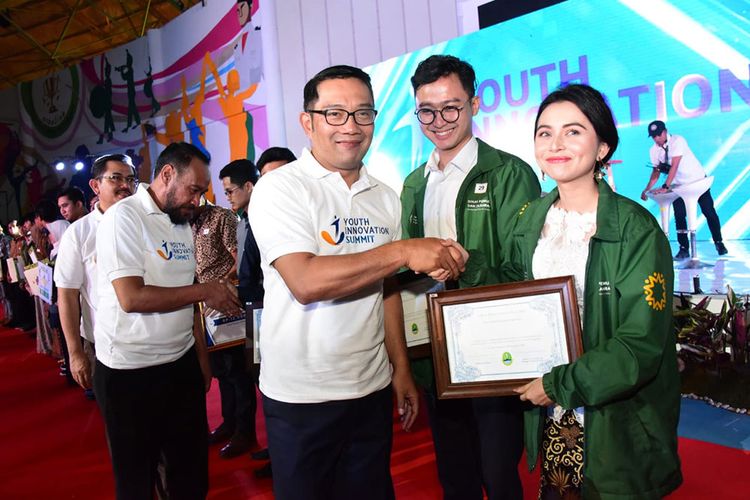Gubernur Jawa Barat (Jabar) Ridwan Kamil menghadiri acara Youth Innovation Summit 2019 di Gedung Youth Center Sport Arcamanik, Kota Bandung, Senin (28/10/19).