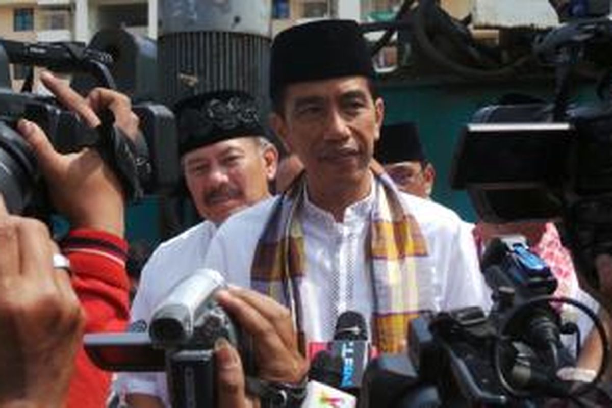 Gubernur DKI Joko Widodo saat meninjau pembangunan rumah susun Pulogebang, Jakarta Timur, Jumat (20/9/2013). Rusun itu diperuntukan bagi warga bantaran Sungai Ciliwung.