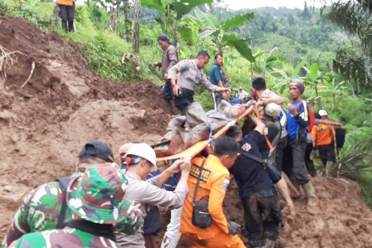 Tim SAR gabungan melakukan evakuasi terhadap korban yang tewas tertimbun longsoran di Kampung Legok Bintinu Desa Sukamaju Kecamatan Talegong, Selasa (18/02/2020) siang (Foto : Hand Out Kantor SAR Bandung)