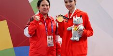 Asian Games Hari Kedua, Menko PMK Kalungkan Medali ke Lindswell Kwok 