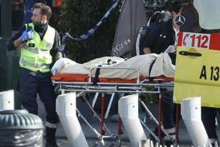 Seorang korban dipundahkan dari lokasi penyerangan di wilayah permukiman di Brussel, Belgia, Selasa (15/3/2016).
