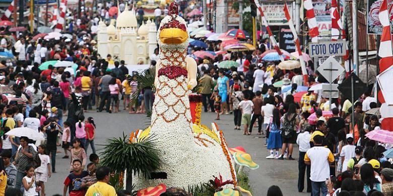 Iring-iringan kendaraan hias melintas di jalanan Tomohon, Sulawesi Utara, memeriahkan Festival Bunga Tomohon, beberapa waktu lalu. Sebanyak 82 kendaraan hias dari sejumlah daerah dan negara meramaikan festival bunga yang kedua kalinya digelar di Tomohon itu.