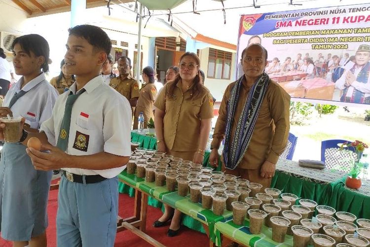 Kepala Dinas Pendidikan dan Kebudayaan Provinsi NTT membagikan makanan gratis buat murid SMA Negeri 11 Kota Kupang, Senin (4/3/2024) 