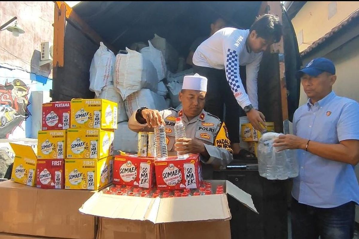 Polsek Purworejo Kota Pasuruan sedang menurunkan ribuan botol miras ilegal, Rabu (9/10/2024) 