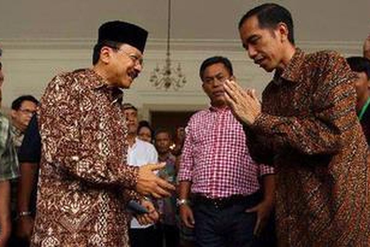 Gubernur DKI Jakarta terpilih, Joko Widodo atau Jokowi (kanan) memberi salam kepada Fauzi Bowo, seusai acara ramah tamah di Gedung Balaikota, Jakarta, Jumat (5/10/2012). Dalam acara ini Fauzi Bowo memperkenalkan Jokowi beserta Basuki Tjahaja Purnama kepada pejabat di Pemerintah Provinsi DKI Jakarta serta sempat memperlihatkan ruang kerja gubernur kepada Jokowi. 