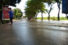 Tanggul Sungai Jebol, Jalan Penghubung Jombang-Kediri Banjir, Lalu Lintas Tersendat