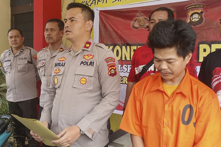 Kapolsek SU II Palembang Kompol Bayu Arya Sakti saat melakukan gelar perkara Ojol yang dijadikan tersangka usai memukul kepala penumpangnya menggunakan handphone.