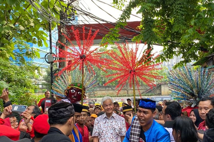 Bakal calon presiden yang diusung PDIP, Ganjar Pranowo terlihat blusukan menyapa warga di gang-gang sempit di Jalan Budi Mulia Utara, Pademangan Barat, Jakarta Utara, pada Minggu (25/6/2023).