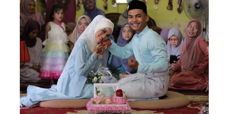 Pasangan pengantin Muhammad Faiz dan Nur Farahin Zamri