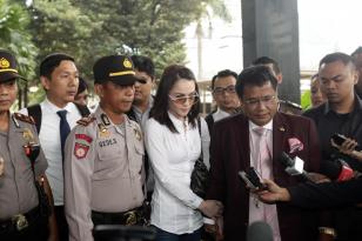 Artis Jennifer Dunn didampingi pengacara Hotman Paris Hutapea tiba di Komisi Pemberantasan Korupsi, Jalan HR Rasuna Said, Kuningan, Jakarta, Jumat (14/2/2014). Jennifer diperiksa sebagai saksi kasus dugaan pencucian uang yang menjerat Tubagus Chaeri Wardana alias Wawan. Sebelumnya KPK telah menyita mobil Toyota Vellfire warna putih B 510 JDC dari kediaman Jennifer. KOMPAS IMAGES/RODERICK ADRIAN MOZES