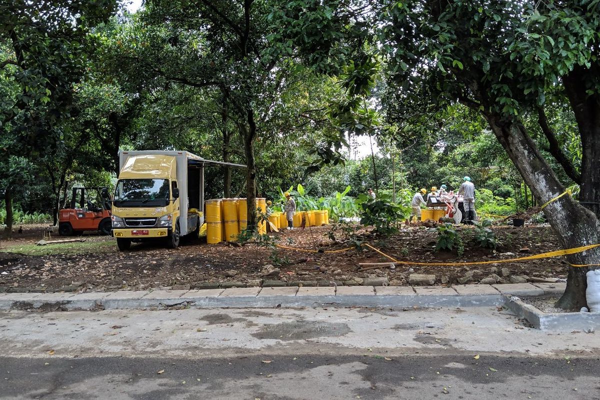 Proses clean up zat radioaktif di perumahan Batan Indah Tangerang Selatan, Minggu (16/2/2020)