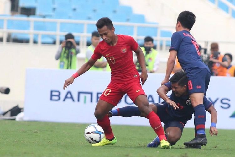 Pada Babak Kualifikasi Piala Asia U-23 2020, Osvaldo Haay berusaha menyalip guard lawan pada pertandingan Timnas Indonesia U-23 vs Thailand pada 22 Mei 2019 di Stadion My Tin. 