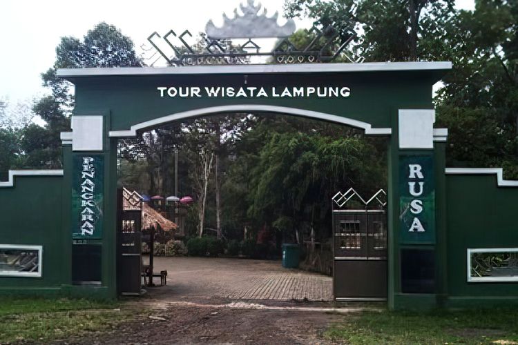 Gapura Taman Penangkaran Rusa Tahura WAR di Lampung.