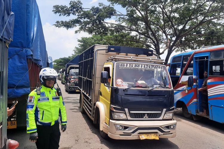 Polisi bersiaga di jalur Pantura Pati-Rembang yang mengalami kemacetan pada Jumat (3/3/2023)