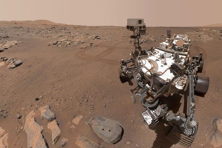 Kendaraan penjelajah planet Mars NASA, Perseverance, mengambil selfie di atas sebuah batu berjuluk Rochette di mana penjelajah tersebut menggunakan lengan robotnya untuk mengebor sampel inti batu pada 10 September 2021.