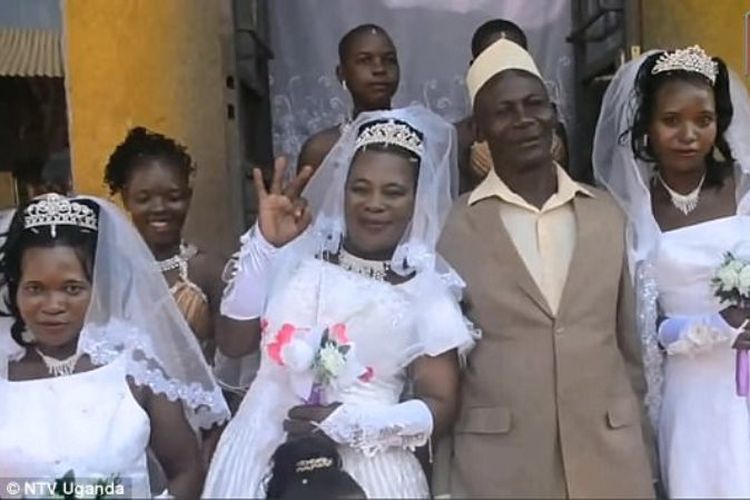 Mohammed Ssemanda (dua dari kanan) bersama dengan tiga istrinya pasca-pesta pernikahan.