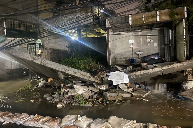 Hujan Deras, Tembok di Kalibata Timur Jebol