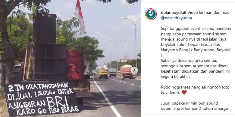 Untuk menarik perhatian, dia juga memasang papan tulis yang berisikan kalimat yang menyayat.