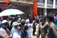 Warga Berdesakan Menanti Jokowi di Pasar Rakyat Malindungi