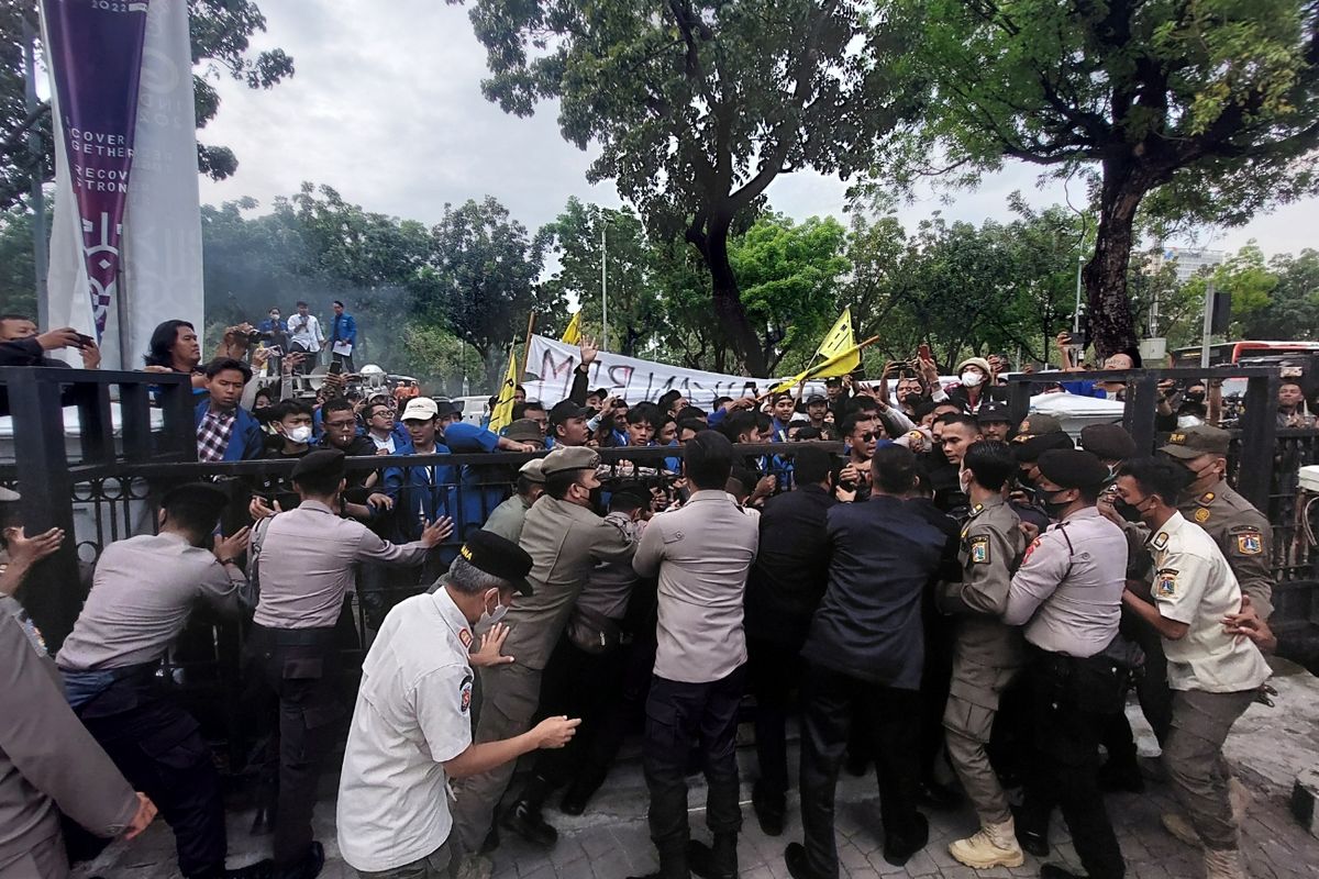 Suasana unjuk rasa di Gedung Balai Kota DKI Jakarta, Jakarta Pusat, Rabu (14/9/2022).