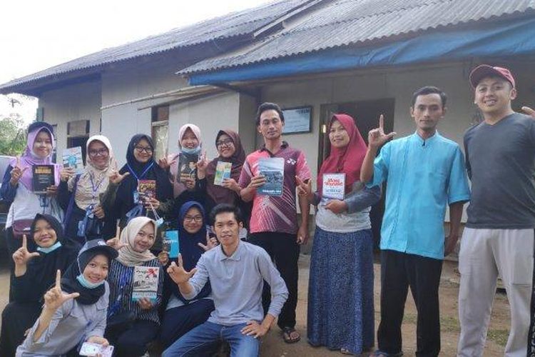 Peserta Kuliah Kerja Nyata (KKN) dari Unila membangun lamban baca di Kabupaten Lampung Barat.
