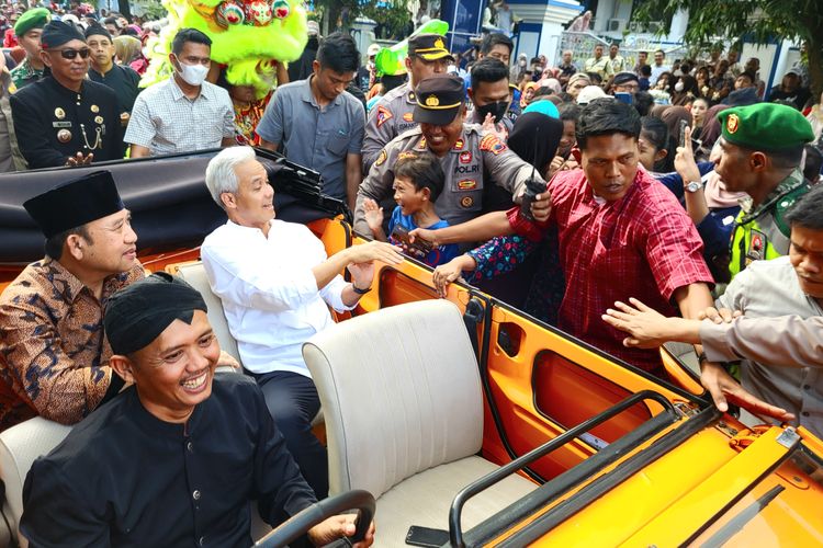 Warga berebut bersalaman dengan Gubernur Jawa Tengah Ganjar Pranowo saat datang ke Purwokerto, Kabupaten Banyumas, Jumat (12/5/2023).