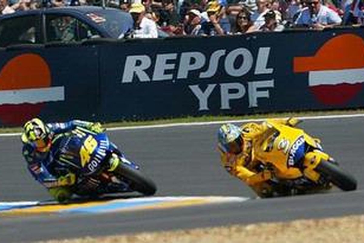 Foto kenangan pertarungan antara Max Biaggi (kanan) dengan Valentino Rossi.