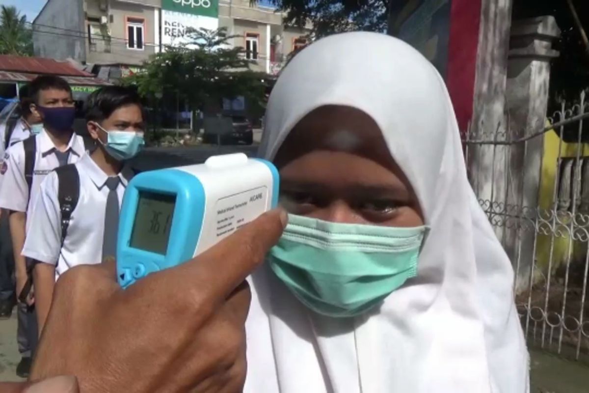 Sekolah Tatap Muka Disambut Antusias, Siswa Antri Cuci Tangan dan Periksa Suhu Tubuh Puluhan Meter di Pintu Gerbang