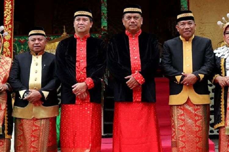 Gubernur Sulawesi Utara Olly Dondokambey (tiga dari kanan) dan Wakil Gubernur Steven O.E. Kandouw (empat dari kanan) menerima gelar kehormatan dari tokoh masyarakat adat Kabupaten Bolaang Mongondow Utara.