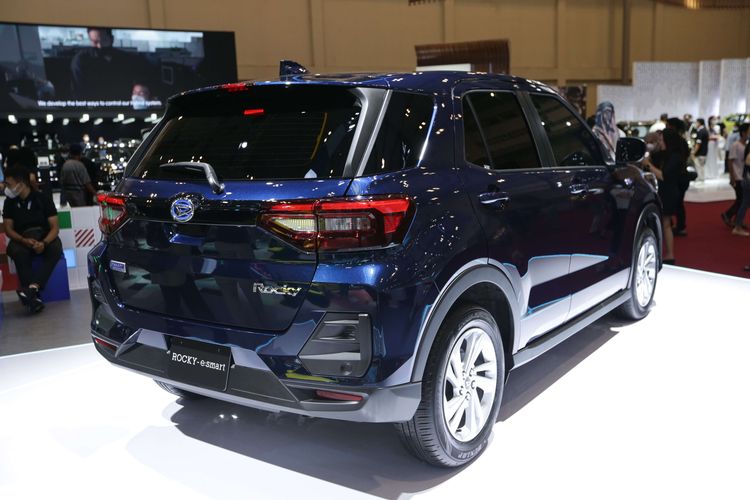 Daihatsu Rocky Hybrid dipamerkan di ajang Gaikindo Indonesia International Auto Show (GIIAS) 2022 di ICE BSD, Tangerang, Jumat (12/8/2022). Rocky Hybrid atau Rocky Series Hybrid menggunakan teknologi hibrida seri. Mesin konvensional pada mobil ini berfungsi sebagai generator untuk menyuplai energi ke baterai.