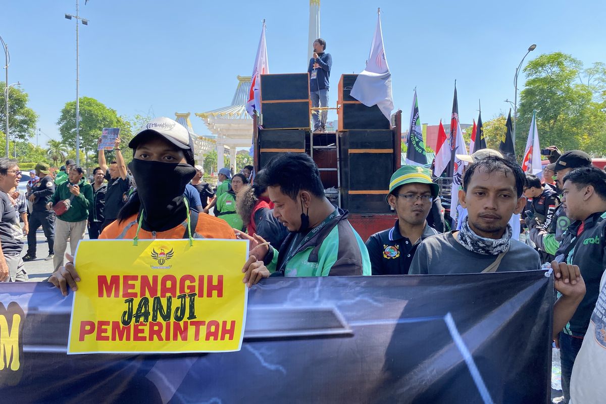 Massa ojol saat berada di Kantor Gubernur Jatim