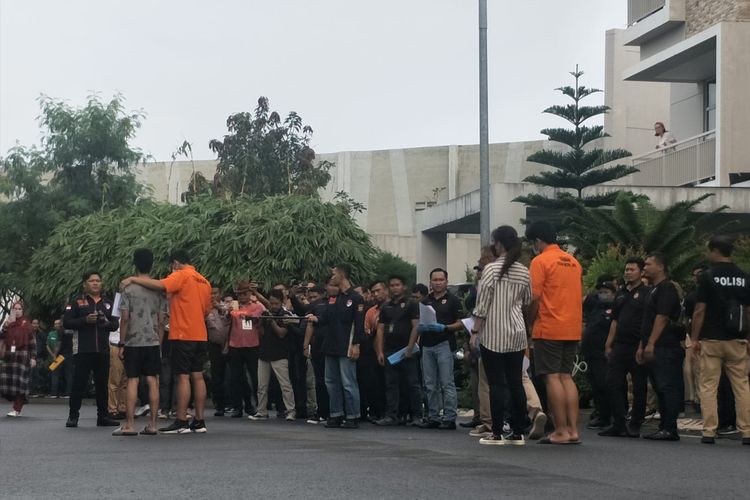 Tersangka Mario Dandy Satrio (20) merangkul pemeran pengganti korban berinisial D (17), sebelum menganiaya korban, dalam rekonstruksi di Perumahan Green Permata, Jakarta Selatan, Jumat (10/3/2023).