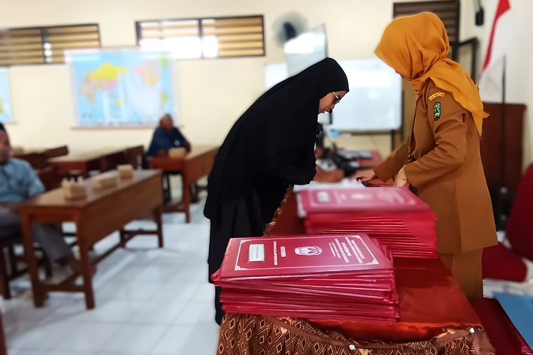 Cerita Wartini Sekolah di Usia 55 Tahun demi Menemani Sang Anak Meraih Mimpi