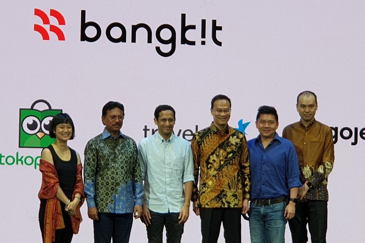 Menkominfo Johnny G Plate (kedua dari kiri), Mendikbud Nadiem Makarim (ketiga dari kiri), dan Managing Director Google Indonesia Randy Jusuf (ketiga dari kanan) berfoto dalam acara Google for Indonesia, Rabu (20/11/2019).