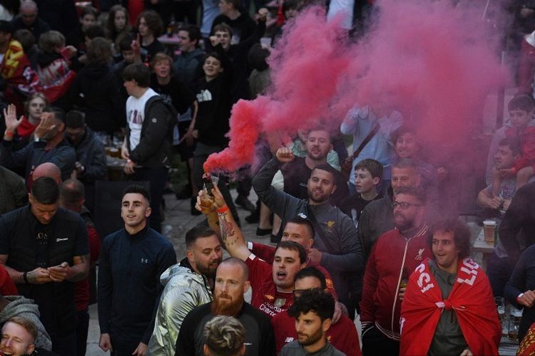 Suasana di luar sebuah bar di dekat Stadion Anfield bertepatan dengan laga Liverpool vs Chelsea dalam lanjutan pekan ke-37 Premier League, kasta teratas Liga Inggris, Rabu 22 Juli 2020.