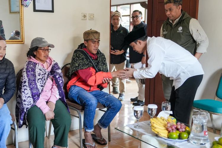 Minister of Forestry Promises to Support Education of Bromo Fire Victims' Children Through College