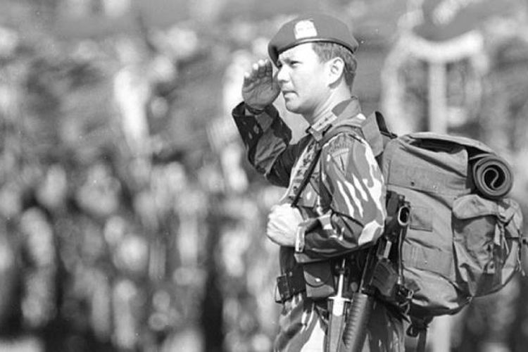 Prabowo Subianto saat masih berpangkat Mayjen dan menjabat Danjen Kopassus TNI AD, bertindak selaku komandan upacara pada geladi resik Gelar Pasukan Kopassus 1997 di Batujajar, Bandung, Jumat (11/4/1997).