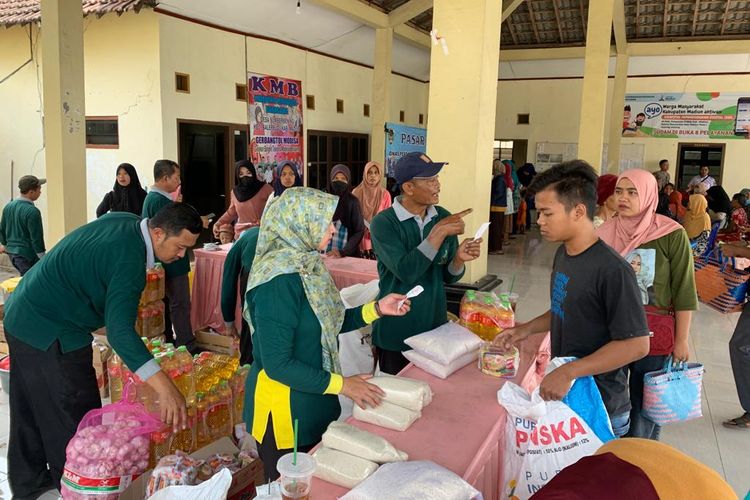 Warga Desa Sumberbening, Kecamatan Balerejo, Kabupaten Madiun, Jawa Timur antusias membeli bahan makanan di Pasar Murah yang digelar Dinas Perdagangan, Koperasi dan Usaha Mikro Kabupaten Madiun, Rabu (1/11/2023)
