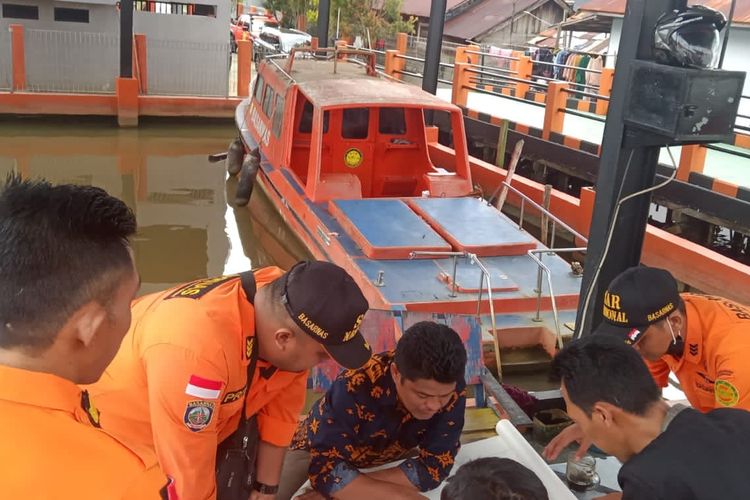 Basarnas Banjarmasin melakukan pemetaan lokasi kejadian tenggelamnya LCT Anugerah Indasah di Perairan Tanah Laut, Kalsel pada, Kamis (23/6/2022). 